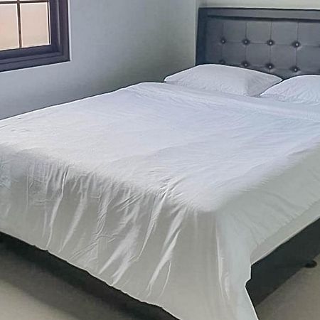 Mahkota Residence Mitra Reddoorz Karawang Buitenkant foto