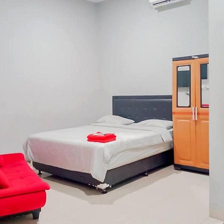 Mahkota Residence Mitra Reddoorz Karawang Buitenkant foto