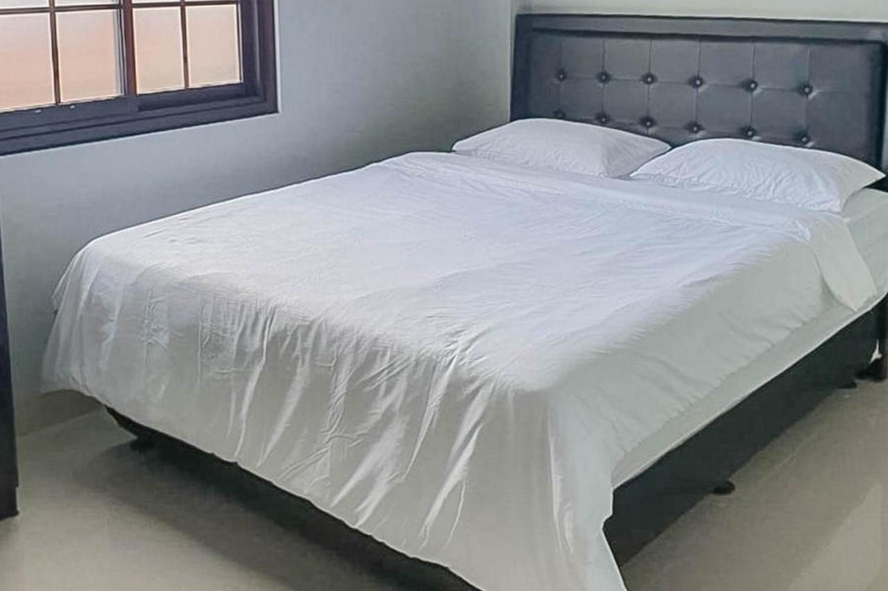 Mahkota Residence Mitra Reddoorz Karawang Buitenkant foto