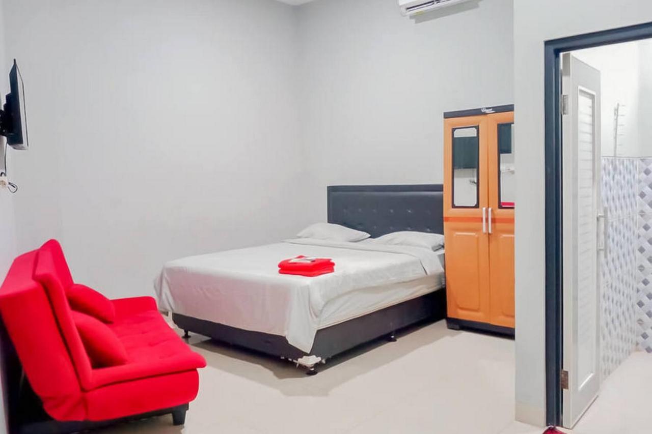 Mahkota Residence Mitra Reddoorz Karawang Buitenkant foto